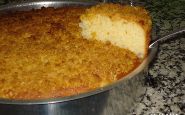 Cuca de baunilha com farofinha de coco e canela