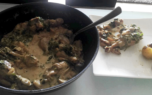 Le Coq au Vin Blanc (frango cremoso ao vinho branco)