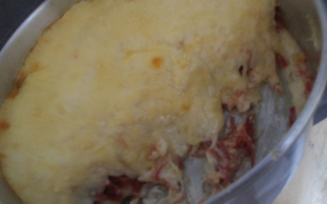 Escondidinho de charque nordestino