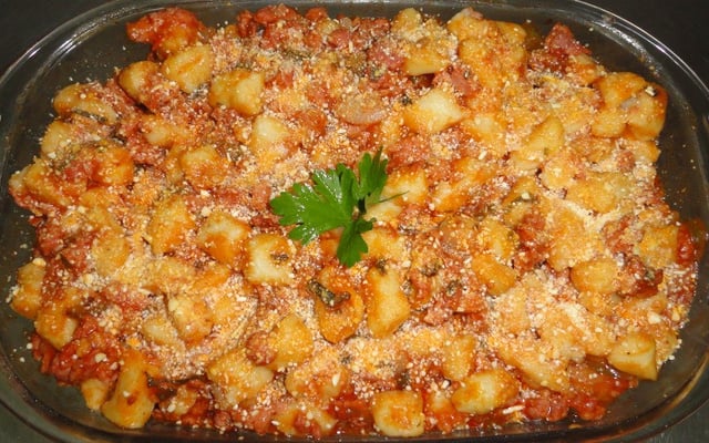 Nhoque de batata com molho de linguiça de churrasco