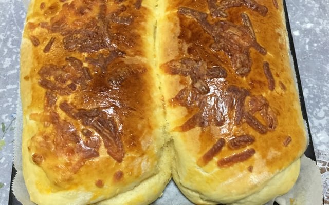 Pão de batata recheado com frango e queijo