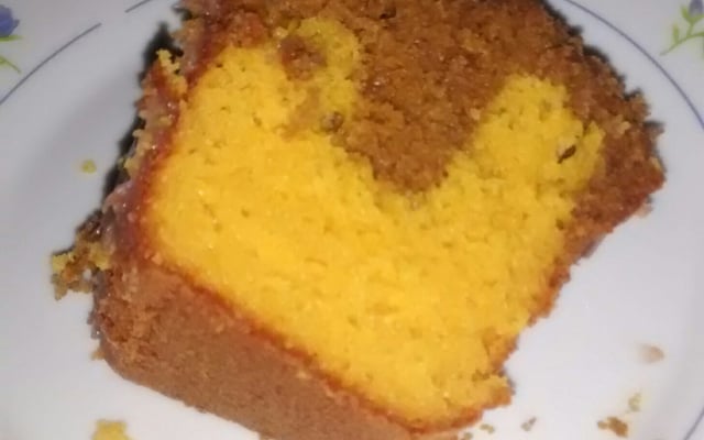 Bolo de cenoura mesclado com chocolate de liquidificador