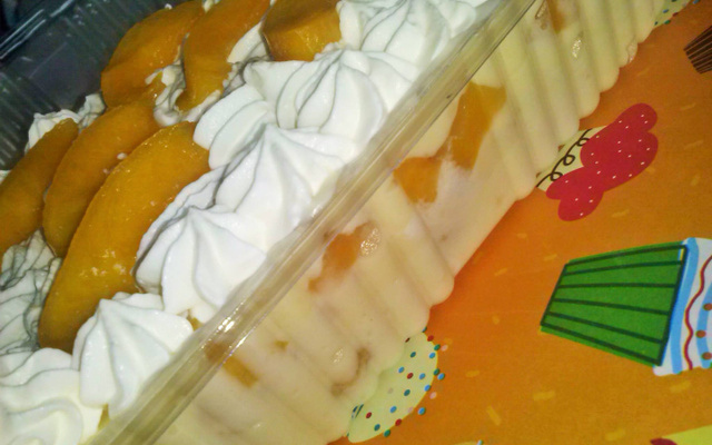 Pavê de pêssego com creme de confeiteiro e bolacha champagne