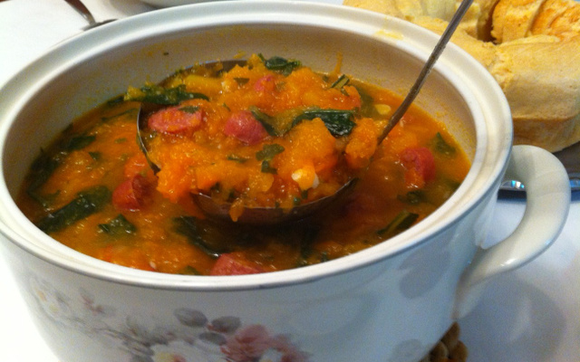 Sopa cremosa de abóbora com calabresa e escarola