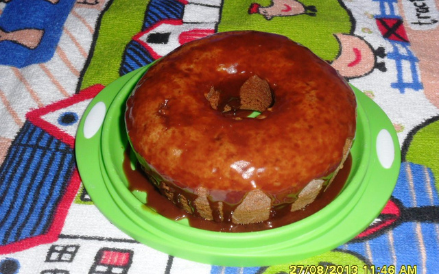 Bolo simples com cobertura de chocolate