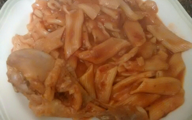 Macarrão com frango na panela de pressão