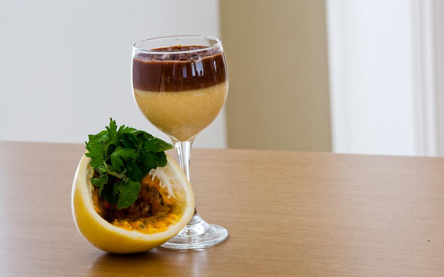 Mousse de maracujá com chocolate