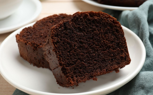 Fatias de bolo de chocolate sem glúten e lactose no prato