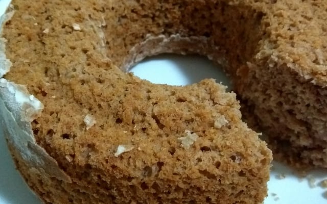 Bolo de banana sem glúten e sem lactose desenformado