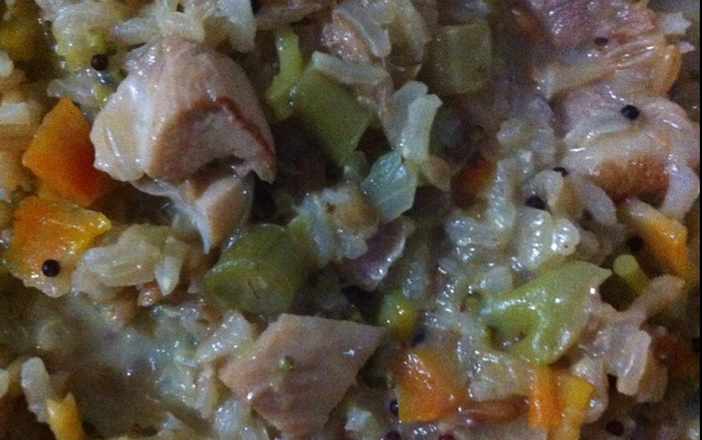 Risoto cremoso de frango com legumes