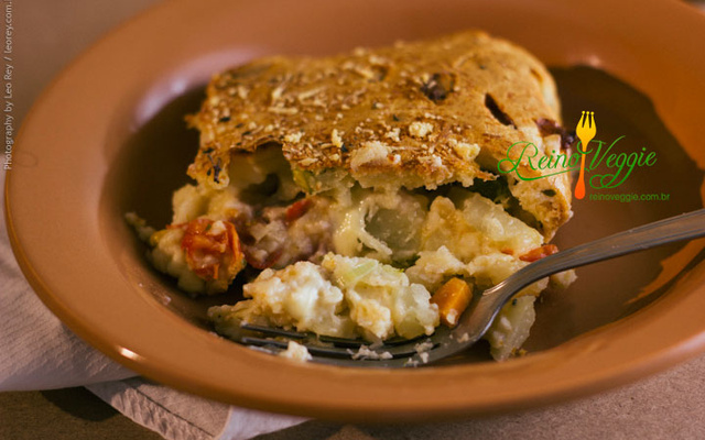 Torta de queijo com batata, aspargos e vegetais variados