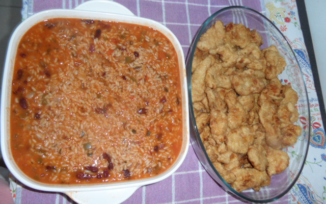 Arroz malandro de feijão com isca de peixe