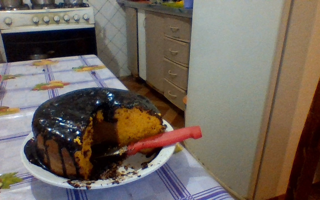 Bolo de cenoura com calda de chocolate que derrete na boca