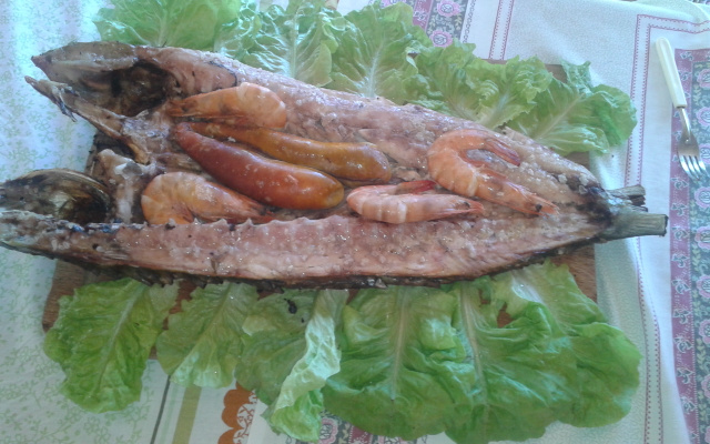 Peixe grelhado com camarão