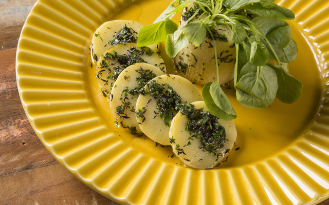 Palmito na manteiga e salsa