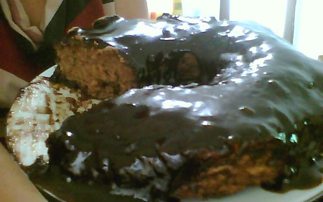 Bolo de chocolate sem ovos com calda