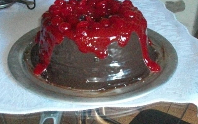 Bolo com massa de chocolate e aveia