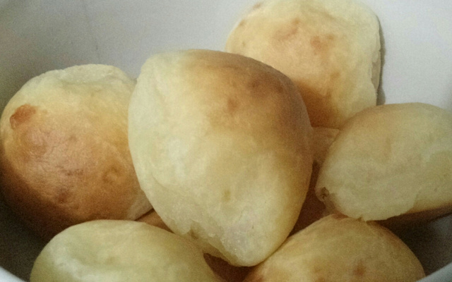 Pão de queijo super simples, macio e "puxento"