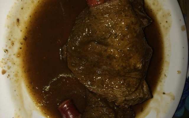 Carne recheada ao molho madeira