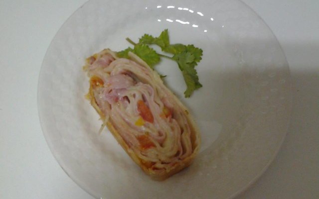 Rocambole  de massa de pastel