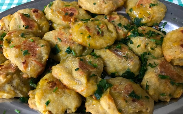 Bolinhos de banana da terra com queijo e assados do Lúcio Cezar