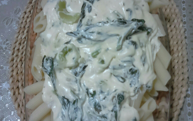 Penne ao molho branco com salsão