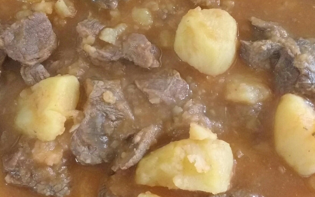 Acém com batata ao molho de tomate