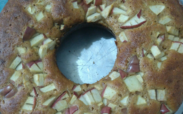 Bolo de iogurte de mel com maçã e canela
