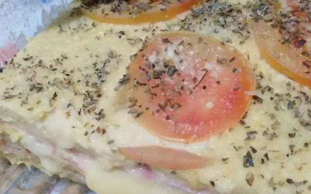 Torta de pão de forma com queijo e presunto