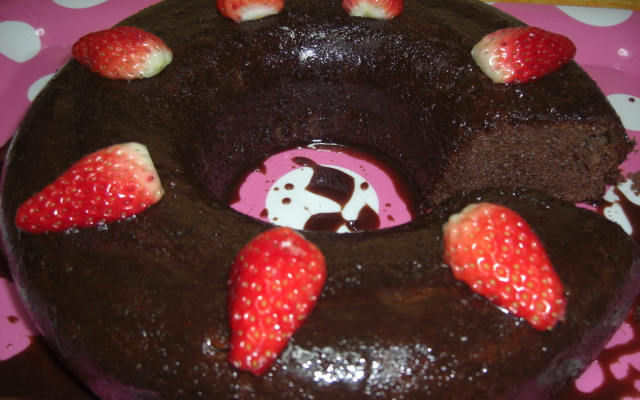 Bolo fácil de chocolate com pedacinhos de morango