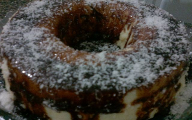 Pudim de coco com cobertura de chocolate