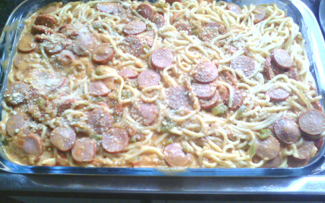 Macarronada com creme de leite e salsicha