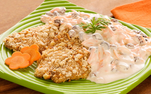 Filé de peixe assado com molho de cenoura e passas