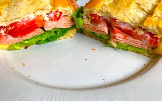 Sanduíche de mortadela