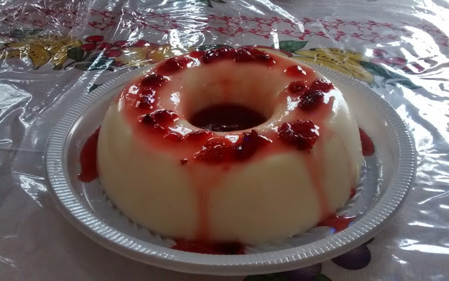 Manjar de coco com calda de morango