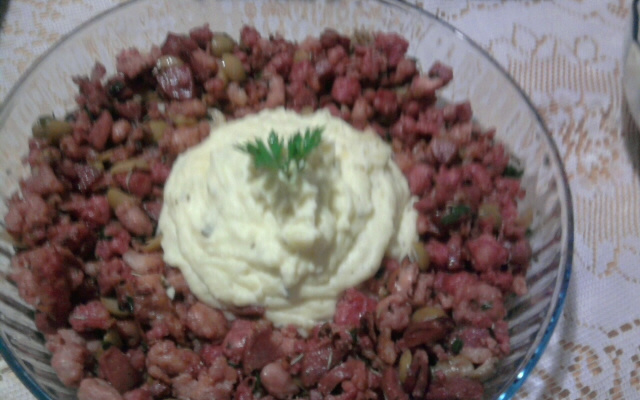 Picadinho de linguiça com purê da batatas
