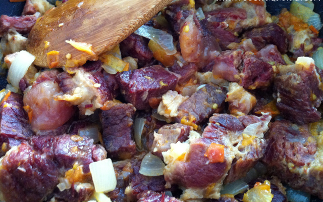Carne seca acebolada com tomate