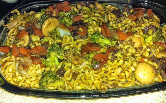 Yakissoba de carne com legumes do ED