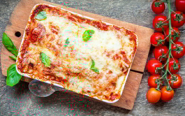 Lasanha dois molhos de presunto e mussarela