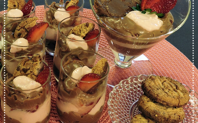 Cookie com creme de iogurte de chocolate