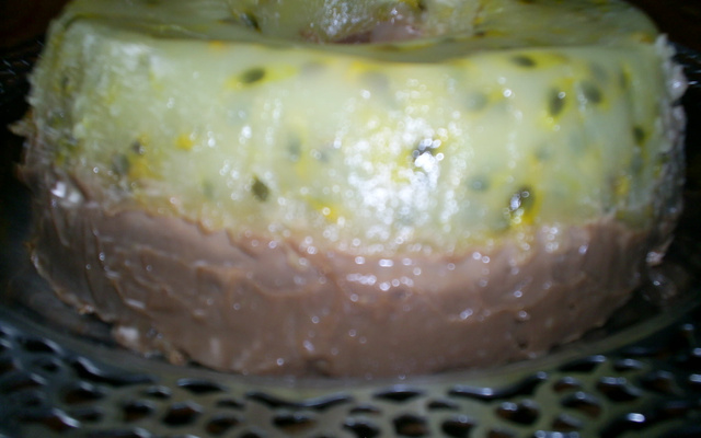Pudim de chocolate e maracujá