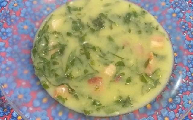 Sopa de fubá com couve, bacon e azeite de dendê