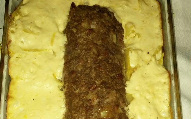 Rocambole de carne moída com batatas em mostarda