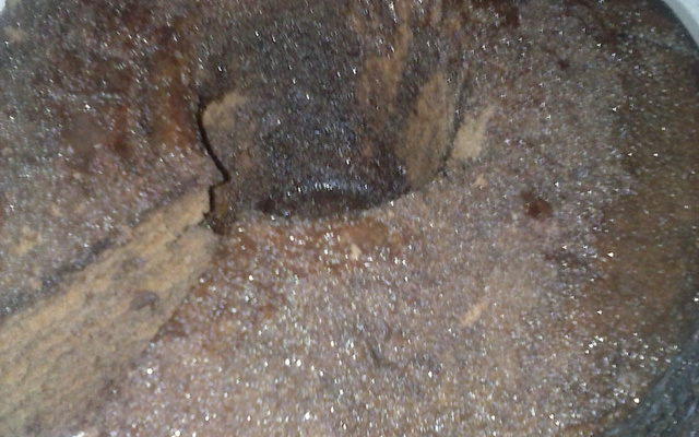 Bolo de chocolate de microondas com calda de falso brigadeiro