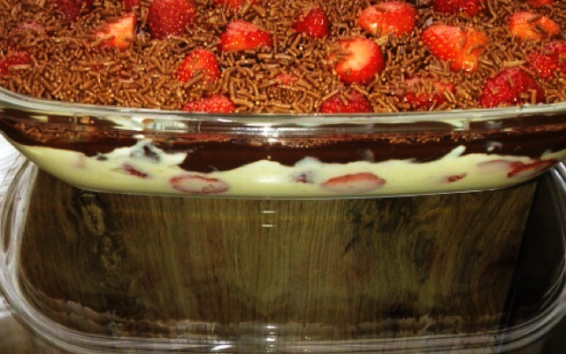 Pavê de morango com chocolate