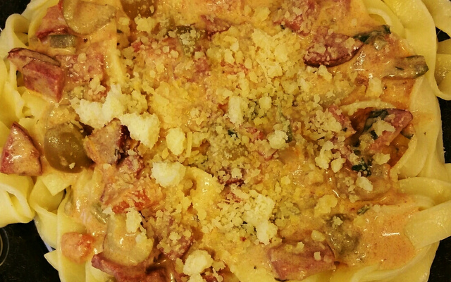 Macarrão com bacon e linguiça