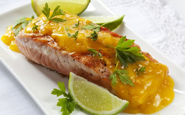 Filé de Peixe ao Molho de Pimenta Vermelha e Laranja