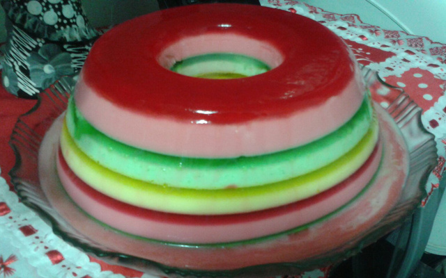 Gelatinas coloridas em camadas