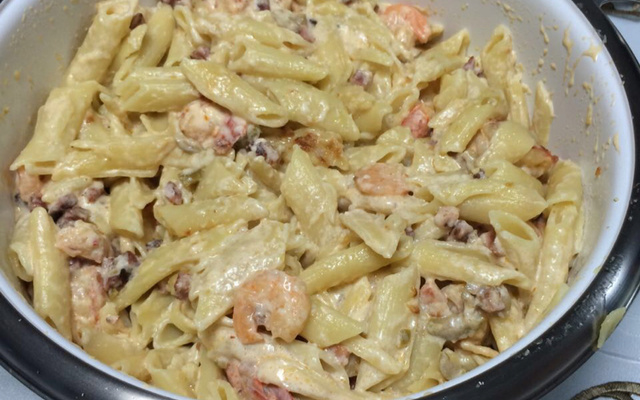 Macarrão ao molho branco com bacon e camarão