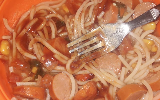 O suculento macarrão com salsicha